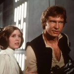 A saudosa atriz Carrie Fisher admitiu que estava bêbada com Harrison Ford no set de 'Star Wars: Episódio V – O Império Contra-Ataca' (1980) depois de farra na noite anterior. (Foto: Divulgação)