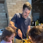 Ele é pai das gêmeas Sophia e Pietra, de 2 anos e adora cozinhar para as pequenas. (Foto: Instagram)