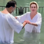 Viajando pelo Oriente Médio, a apresentadora Ana Maria Braga compartilhou um vídeo em Yardenit, cenário de diversas histórias bíblicas como o batismo de Jesus. (Foto: Reprodução/Instagram)