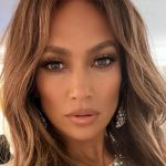 A atriz e cantora Jennifer Lopez é mais famosa que está com 54 anos e que continua esbanjando beleza. A famosa também é envolvida em muitos projetos cinematográficos (Foto: Instagram)