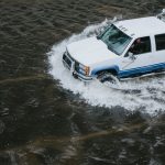 Uma bóia de maré da Administração Oceânica e Atmosférica Nacional (NOAA) em Cedar Key, ao sul de Keaton Beach, registrou um aumento de 1,7 metros no nível do mar (Foto: Unsplash)