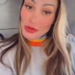 Em um vídeo publicado nas redes sociais, Urach relatou que estava acordada durante o voo quando ouviu um barulho horrível e viu um clarão. (Foto: Instagram)