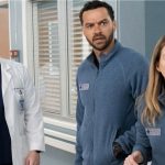 Grey's Anatomy: A série médica de enorme sucesso foca em um grupo de jovens médicos do Hospital Grace Mercy West, de Seattle, que começaram a carreira na própria instituição como residentes. Um dos jovens médicos que dá nome ao show, Meredith Grey, é filha de um famoso cirurgião. Meredith luta para manter as relações com seus colegas, especialmente o chefe do centro cirúrgico, Richard Webber, devido ao relacionamento que já existia entre os dois -- Webber teve um caso com a mãe de Meredith na época em que ela era jovem. (Foto: Divulgação)