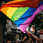 Ministério Público se manisfesta a respeito do projeto que visa proibir o casamente entre pessoas LGBTQIAPN+ (Foto: Unsplash)