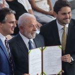 O programa, que ainda está em fase de elaboração, prevê a concessão de bolsas de permanência na escola e de uma poupança que os estudantes poderão sacar ao concluir essa etapa da educação formal. (Foto: Agência Brasil)