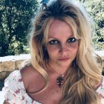 Britney se pronunciou sobre o vídeo: "Eu sei que assustei todo mundo com a última postagem, mas essas são facas falsas que minha equipe alugou na loja Hand Prop, em Los Angeles". (Foto: Divulgação)