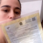 "Olha aqui minha certidão casamento civil com Lan. Estão querendo anular a nossa certidão.", lamentou logo a princípio Nanda Costa que é casada com Lan Lanh. (Foto: Instagram)