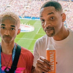 Quando Jaden Smith tinha 14 anos, recebeu do pai, Will Smith, um beijo repentino na boca. Isso aconteceu durante uma entrevista para um programa de TV. O garoto ficou surpreso, mas também comentou sobre a natureza muito afetuosa da relação existente entre os dois. (Foto: Instagram)