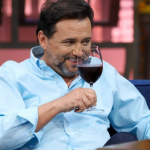 "Um cara (internauta) nas redes sociais inventou que a mãe do meu filho trabalhou com o Silvio e teve um filho com ele.", explicou o famoso se divertindo. (Foto: SBT)