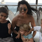 Quando Kourtney foi perguntada em uma entrevista se há algo de que não se arrepende, ela respondeu categoricamente: “de beijar meus filhos na boca”. (Foto: Reprodução)