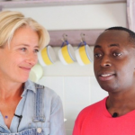 A atriz britânica Emma Thompson adotou o ruandês Tindyebwa Agaba já adolescente, com o marido, o ator Greg Wise. (Foto: Reproução/YouTube)