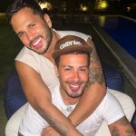 No ano passado, o influenciador Lucas Guimarães, marido de Carlinhos Maia, revelou que sente prazer ao fazer o Golden Shower com o amado. (Foto: Instagram)