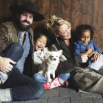 Katherine Heigl esqueceu seu passaporte a caminho da lua de mel no México! Katherine Heigl e o marido Josh Kelley também têm uma família formada com laços do coração. (Foto: Divulgação)