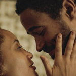 No longa, Taís fez par romântico com Alfred Enoch. (Foto: Divulgação)