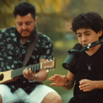 Enzo Rabelo, filho de Bruno da dupla com Marrone, chamou a atenção desde muito pequeno, quando cantou ao lado do pai em um vídeo. (Foto: Reprodução)