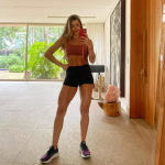 A loira costuma publicar algumas selfies se exibindo em frente ao espelho nas redes sociais. Afinal, o que é bonito é para ser mostrado, né?! (Foto: Instagram)