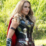 Natalie Portman surpreendeu o mundo ao aparecer levantando o martelo do Thor no longa "Thor - Amor e Trovão". (Foto: Divulgação)