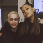 Ariana Grande tatuou a palavra renascida na mão junto com seu então noivo, Pete Davidson. (Foto: Reprodução)