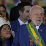 Além desse coral, o público, estimado em cerca de 50 mil pessoas pela Secom, aplaudiu, agitou bandeiras verde-amarelas e entoou cânticos em apoio à democracia, repetidas vezes. (Foto: Agência Brasil)