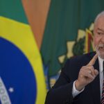 "Só vou viajar agora dia 28 ou 29 de novembro, para os Emirados Árabes (…). Até lá, vou ficar aqui em Brasília, não vou poder pegar avião, mas vou trabalhar normalmente", disse o Presidente Lula (Foto: Agência Brasil)