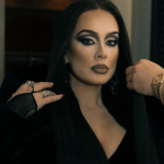 Vamos começar pela cantora Adele, que se fantasiou de Mortícia Addams (Foto: Instagram)