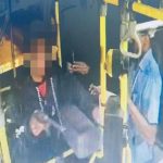 De acordo com a polícia, três assaltantes entraram no ônibus e anunciaram o assalto. Ariel estava com fone de ouvido e cochilava no momento da abordagem. (Foto: Metrópoles)