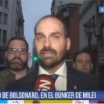 Eduardo Bolsonaro viajou à Argentina para acompanhar as eleições do país, que acontecem neste domingo. (Foto: TV C5N)