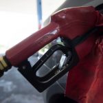 O fim da cobrança de PIS e Cofins sobre o diesel pode reduzir o preço do combustível em cerca de R$ 0,12 por litro, o que representaria uma queda de cerca de 2%. (Foto: Agência Brasil)