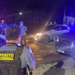 Três corpos foram encontrados dentro de um carro na Rua Abrahão Jabour, nas proximidades do Riocentro; e outro, em um segundo veículo, na Rua da Gardênia, no bairro Gardênia Azul. (Foto: Metrópoles)