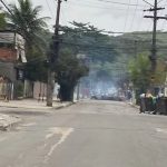 Os policiais cercaram e fizeram incursões por céu e terra no complexo da Maré e na Vila Cruzeiro, na zona norte, assim como na Cidade de Deus, na zona oeste. Até agora, dentro da Maré, há operações somente nas áreas comandadas pelo CV. (Foto: TV Globo)