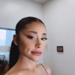 Ariana Grande está sempre chamando atenção nas redes sociais (Foto: Instagram)