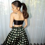 Uma fonte do portal de notícias de famosos indicou que Ariana estaria tendo reuniões com o produtor musical, Max Martin, profissional que já trabalhou com a cantora em canções de sucesso, como no ano de 2020 quando ela lançou "Positions" (Foto: Instagram)