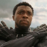 Chadwick Boseman estava gravando o filme do Pantera Negra na época. (Foto: Divulgação)