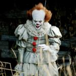 É justo dizer que o vilão de Stephen King, Pennywise, assombra os sonhos de muitas pessoas. Embora existam outros palhaços assustadores de filmes de terror, há algo sobre Pennywise que gruda no público. (Foto: Divulgação)