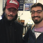 Um fã encontrou Keanu Reeves no aeroporto, llhe pediu um autógrafo e o bombardeou com uma série de perguntas. O ator, por sua vez, respondeu pacientemente a cada uma delas. Há quem diga que Reeves ainda bateu-papo com o admirador como se fossem grandes amigos. (Foto: Instagram)