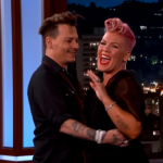 A cantora P!nk é outra que ficou sem chão ao encontrar nada menos que Johnny Depp no programa Jimmy Kimmel Live. (Foto: Reprodução/YouTube)