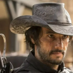 Wolf Pack, uma série Paramount+, conta com o talento de Rodrigo Santoro no elenco. (Foto: Divulgação)