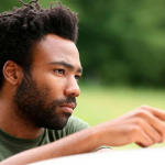 Famoso pela série de humor 'Atlanta', o ator e rapper Donald Glover foi criado como Testemunha de Jeová. (Foto: Divulgação/Netflix)