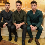 Formado por Nick, Joe e Kevin, os Jonas Brothers são um sucesso do pop rock americano até hoje. (Foto: Instagram)