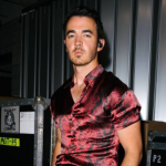 Porém, após darem uma pausa e seguirem com carreiras solos, Kevin Jonas não ficou tão em destaque quanto seus outros dois irmãos. (Foto: Pinterest)