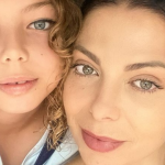 Sheila Mello sempre compartilha fotos com a pequena Brenda, fruto do seu casamento com Fernando Scherer, e a semelhança entre as duas impressiona. (Foto: Instagram)