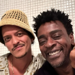 "Bruno Mars, fazia mais ou menos 10 anos que a gente tocou no mesmo evento aqui no Brasil. Na ocasião, não consegui encontrar pra conhecer e conversar. Depois de uma década, quis o destino que a gente se encontrasse novamente e aqui no Brasil.", disse Seu Jorge feliz da vida. (Foto: Instagram)