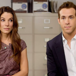 Em 2021, a atriz Sandra Bullock foi questionada sobre como foi filmar a cena n u a com Ryan Reynolds em 'A Proposta' (2009). A estrela contou que foi divertidamente constrangedora. (Foto: Divulgação)