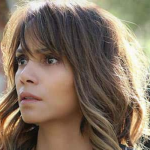 Ao aparecer em um evento beneficente para a Jenesse Center, que ajuda vítimas de violência doméstica, Halle Berry se abriu sobre o abuso que sofreu nas mãos do pai, que também batia em sua mãe. (Foto: Divulgação)