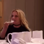 Britney teria espalhado comida no próprio rosto quando estava no movimentado restaurante do hotel. (Foto: Reprodução)