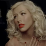 A cantora Christina Aguilera também sofreu ao crescer com um pai violento. Em entrevista ao E!, ela garantiu: “Eu não me sentia segura em nenhum momento durante minha infância”. (Foto: Reprodução/YouTube)