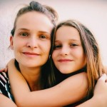 A filha mais velha da atriz Fernanda Rodrigues, Luisa Erlanger, de 13 anos, costuma aparecer bastante nas redes da mãe e até tem uma conta pessoal no Instagram, onde mostra sua rotina e celebra a relação com Fernanda. (Foto: Instagram)