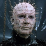 Famoso por sua aparência medonha, com uma cabeça repleta de pregos, Pinhead é até hoje o pesadelo de muitos espectadores. (Foto: Divulgação)