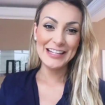 Em seguida, Urach declarou que a escolha do símbolo não foi por acaso: "Então eu queria tatuar alguma coisa em cima da manchinha. Aí eu pensei: o que eu gosto? Tinha duas opções, coração ou dinheiro. Eu gosto mais de dinheiro [risos].", completou. (Foto: Instagram)