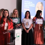 Grupo de Mulheres do Brasil durante ato público em prol da regulamentação da licença paternidade no Brasil. (Foto: Agência Brasil)